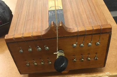 psalmodikon med resonanssträngar in- och utvändigt